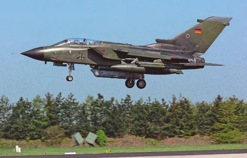 Nemzetközi haditechnikai szemle 5. ábra. Tigriscsíkos díszítő festésű Tornado a német légierő kötelékéből lultságú, egy fémtömbből kialakított nagyméretű alkatrészt nem készítettek a világon.