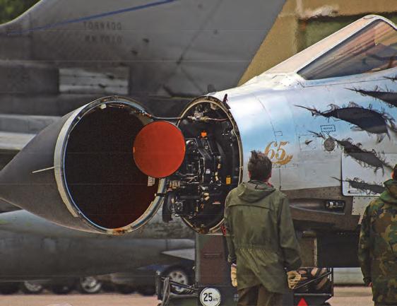 Nemzetközi haditechnikai szemle 13. ábra. Leszállást követően a gurulóúton a német légierő Tornado harci repülőgépe 11. ábra. A Tornado harci repülőgép fedélzeti lokátora során a Paveway II., III.