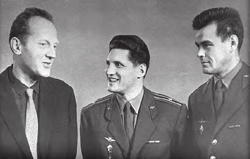 Űrtechnika 34. ábra. A Voszhod 1 tartalék személyzete. Balról: Georgij Katisz, Borisz Volinov, Vaszilij Lazarev tek.