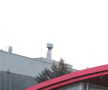 1. ábra. Az új RÁBA páncélozott felépítményű csapatszállító jármű a gyár főbejáratánál Szabados Péter Az új páncélozott RÁBA védett zárt felépítményű csapatszállító gépjármű missziós feladatokra I.
