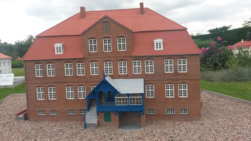 13.nap (péntek) Ma a mini-land területét és környékét tettük rendbe. A gyomokat eltávolítottuk, vödörbe szedtük és felöntöttük a kistraktor pótkocsijára. Elvittük a komposztálóba.