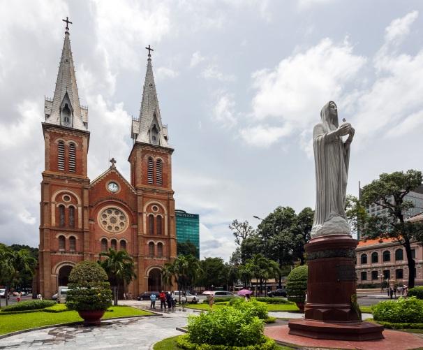 A délután a District One, Ho Chi Minh City francia eredetű belvárosának felfedezésével kezdődik. Az 1800-as évek végén a franciák által 500.