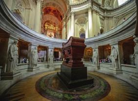 Sor kerül a Loire menti kastélyok meglátogatására is, elkísérjük Versailles-ba, a Napkirály hajdani rezidenciájához, de lehetôség van önfeledt szórakozásra is Euro Disneyben.