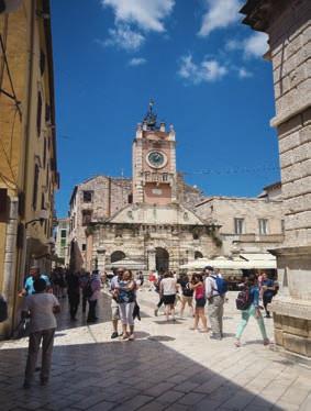 Déli szomszédunk rendkívül sokarcú állam. Az ezer sziget országának megejtô varázsú természeti csodáit a mediterrán derû ragyogja be.