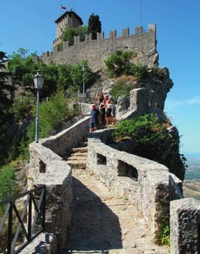 Az Appeninek szikláin épült miniállam San Marino kormányzói palotájának, ill.