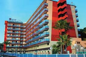 A városokon áthaladó gyorsvasúttal, amely a tengerpart és az elsô szállodasor között halad el, kb. 1 óra alatt eljuthatunk egyénileg is Barcelona központjába.
