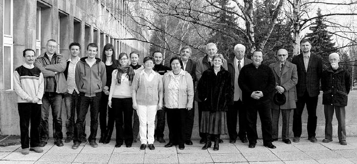Ásványtani-Földtani Intézet AZ ÁSVÁNYTANI-FÖLDTANI INTÉZET MUNKATÁRSAI A 2009/10 TANÉVBEN Az intézet vezetője: Dr. Földessy János egyetemi tanár Oktatók: Dr. Bérczi István egyetemi tanár Dr.