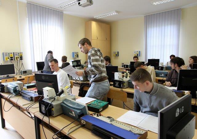 Felsőoktatási szakképzés (FOKSZ) Azok a fiatalok, akik az alapdiploma előtt vagy helyett felsőfokú végzettséget akarnak szerezni, választhatják a felsőoktatási szakképzésünket.