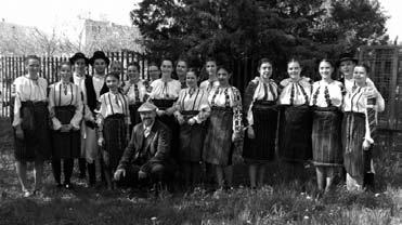 94 95 Jeruzsálem Allen Ginsbergnek Jeruzsálem felett az ég beborult a bazár ahol fekete lepelbe burkolózva sétálunk a szép abszolút állati és eksztatikus olyan mikor csukott szemmel megdöntöd az