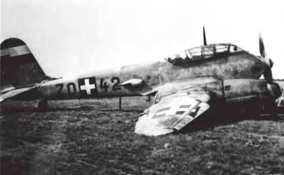 Tanulmányok 38. ábra. A csepeli Dunai Repülőgépgyár által licencben gyártott Messerschmitt Me 210Ca 1-esre a Krayer által bérmunkában gyártott 7122.