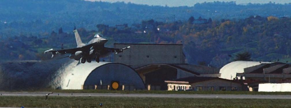 Nemzetközi haditechnikai szemle 8. ábra. Egy F 16 Viper felszáll az avianói betonról. Az USAF 1955.