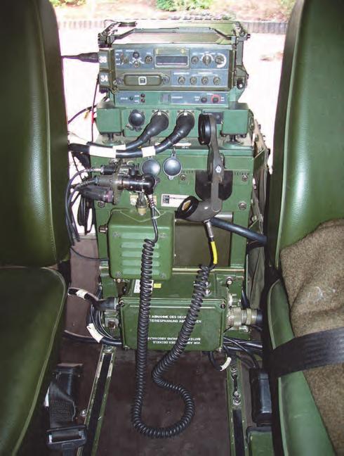 Nemzetközi haditechnikai szemle Tartozékok: FA 80 járműantenna; STA 80 antenna és antennaárboc; GP 80 járműrögzítő keret; H 155 kézibeszélő-készlet.