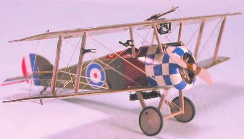 3. ábra. Sopwith Pup az első hordozófedélzeti kerekes repülőgép a Brit Királyi Légierő múzeumában, Hendonban (Fotó: Kelecsényi István) 6. ábra. A FURIOUS repülőparancsnokának, Edwin Dunningnak egyik leszállási kísérlete a hordozóra.