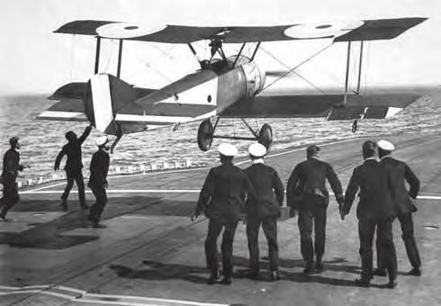 Sopwith Pup kiképző repülőgép egy hangár előtt 7. ábra.