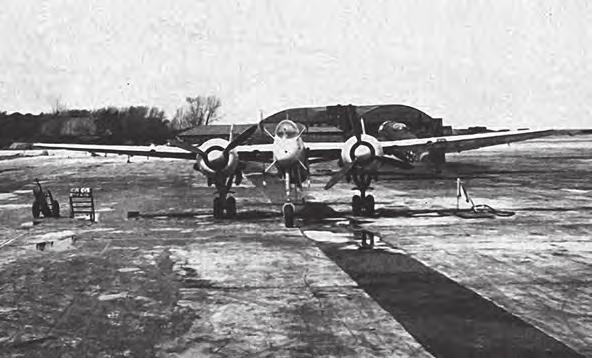 2. ábra. 1945 májusában egy dániai repülőtéren zsákmányolt He 219A 7-es változatú gép 3. ábra. A He 219A repülőgép háromnézeti rajza, kétfajta lokátorral 4. ábra. He 219-es Uhu éjszakai vadászrepülőgép lokátor-antennákkal a fülke orr-részén.