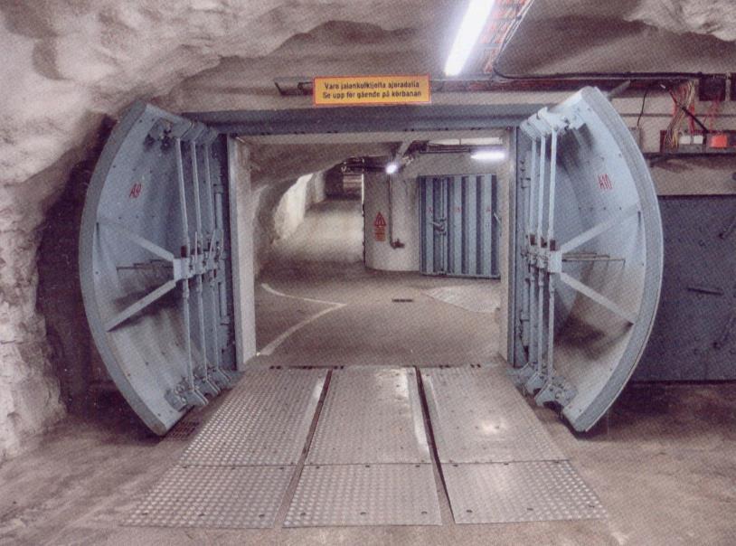 Ehhez hasonló oldalról síneken begördülő íves elzáró ajtók vannak a mai napig is Helsinkiben a metróban a vonali alagutakban. 19.
