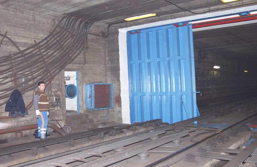 Ilyenek épültek két budapesti metróvonalon is, mind az állomásoknál (csarnokoknál) mind pedig a vonali alagutakban, mint szektorelválasztó kapuk.