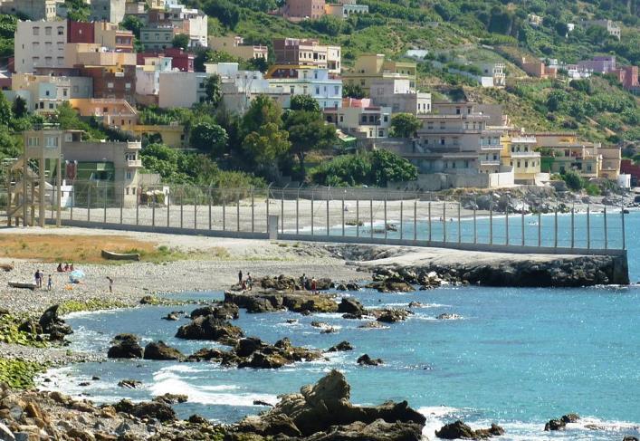Földrajzi elhelyezkedéséből adódóan stratégiailag kevésbé fontos, mint a Gibraltártól pát kilométerre elhelyezkedő Ceuta.