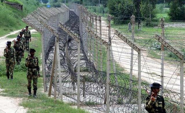 VARGA ZSOLT: A mozgásakadályozás lehetőségei az illegális migráció megakadályozása érdekében A szinte áthatolhatatlan kerítést azonban folyamatosan ostromolják, melynek eredményeképpen figyelembe