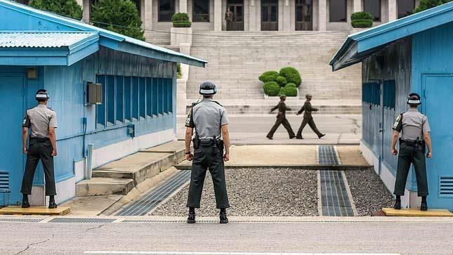 VARGA ZSOLT: A mozgásakadályozás lehetőségei az illegális migráció megakadályozása érdekében A háború utáni Korea két részre szakadásával határszakaszukon a panmindzsoni fegyverszünetet szabályozó