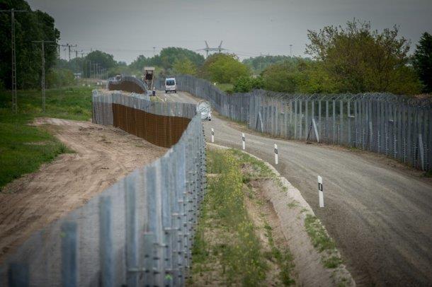 VARGA ZSOLT: A mozgásakadályozás lehetőségei az illegális migráció megakadályozása érdekében Mivel egy acélhálóval erősítették meg a drótszövetet, a 2.