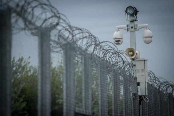 Azonnal jelzést küld a határőrizeti központnak arról, hogy hol próbálják a biztonsági határzárat megrongálni.