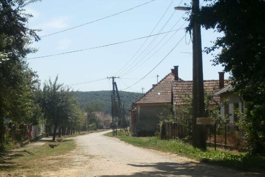 Az épületek az utcafrontra, vagy minimális előkertet hagyva épültek.