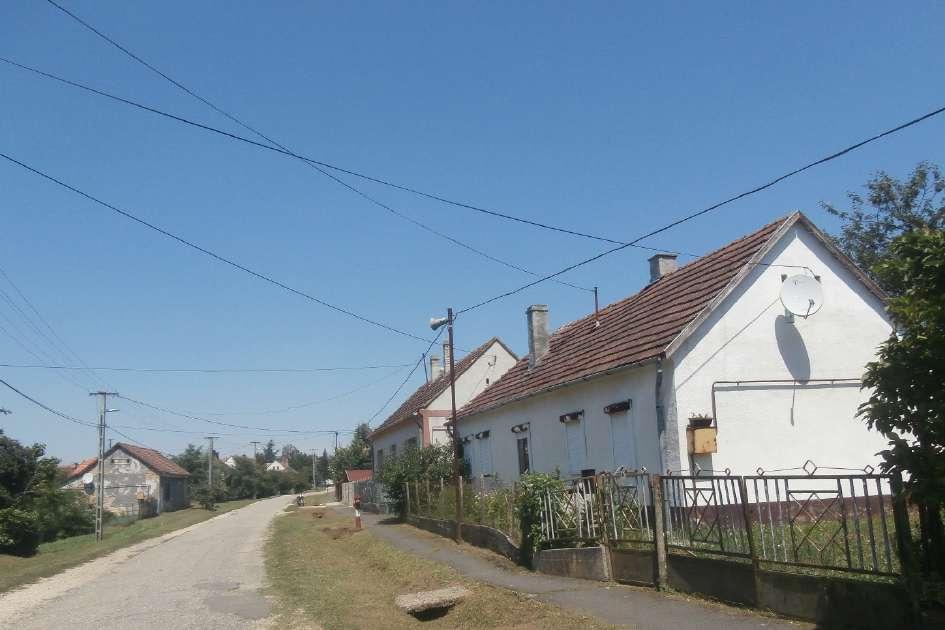 A község történetileg kialakult, hagyományos utcaképe védelmében a meglévő épületek lehetőség szerint megtartandók.