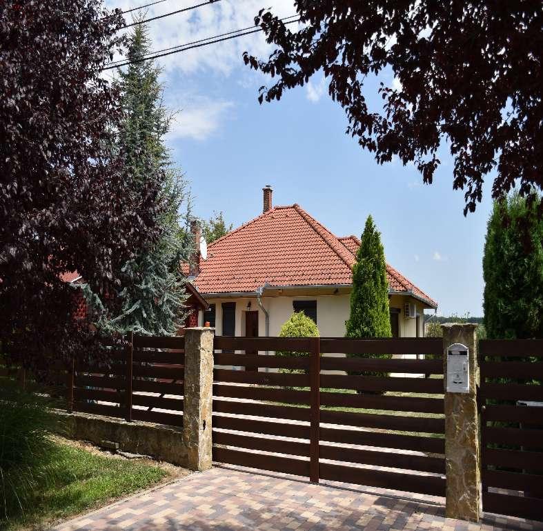 Növényzet: A kertben tájidegen növényeket, az előkertben tömör térfalat