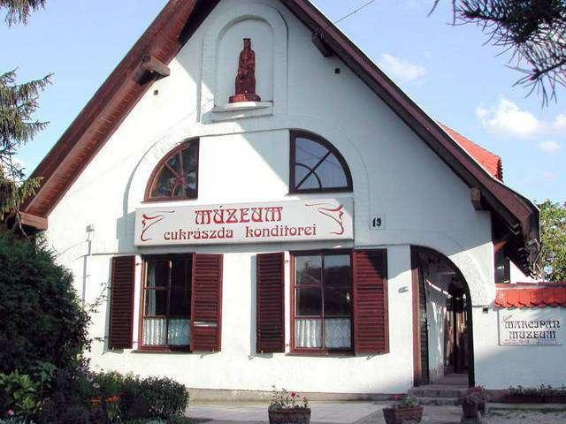 Reklámok elhelyezése: Lakóterületen csak az adott ingatlanon