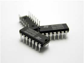 A TOKOZÁS FELADATA 1. Mechanikai védelem 2. Klímavédelem 3. Végső külméret és szerelhetőség biztosítása Tokozást alkalmazunk: egyedülálló félvezető chip esetében, vagy áramköri modul esetében.