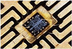 szalagok, arany bump a chipet termokompresszióval vagy forrasztással rögzítik a kivezetéshez a kivezetést a hordozóra forrasztják Flip-Chip
