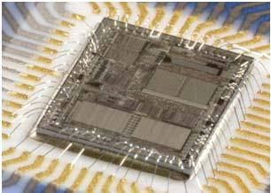 100 µm Au Si chip Si chip Si Al Au Ni Cu Al+Au Huzal Au, Al hordozó forrasz hordozó (pl. NYHL) pl.