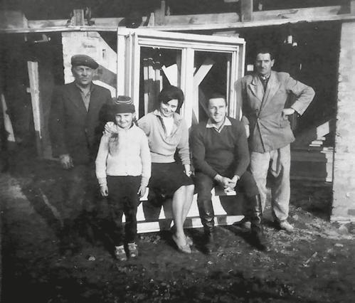 A volt TÜZÉP telep, vezetői é munkatárai az 1960 a években Az Egézégház látképe napjainkban, a Dóza György út é a Mizei út arkán (Fotó: Rigó Pál) helyre az akkori Tanác egy Egézégház építéét