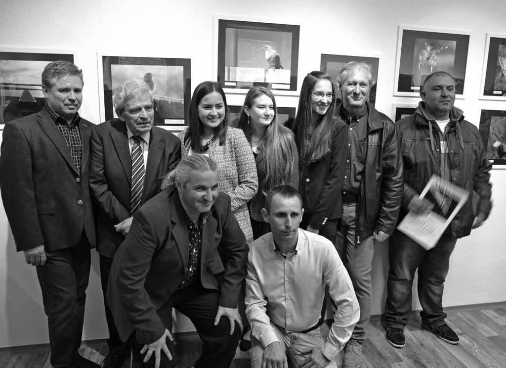 18 OSVETÁR NÉPMŰVELŐ 2017/1 XX. AMFO 2017 v GALLERY NOVA MIMORIADNA ATMOSFÉRA, PÚTAVÁ VÝSTAVA Neuveriteľný - už dvadsiaty - ročník súťaže umeleckých fotografov AM- FO v rámci Trnavského kraja.