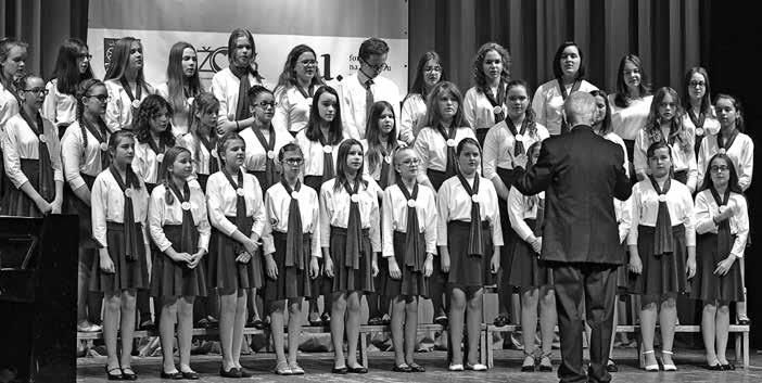 2017/1 OSVETÁR NÉPMŰVELŐ 35 už aj medzinárodné skúsenosti. Zbor vedie Mgr. Márta Oros. Krajský festival prišiel povzbudiť aj legendárny Spevácky zbor gymnázií mesta Trnava CANTICA NOVA pod vedením Dr.