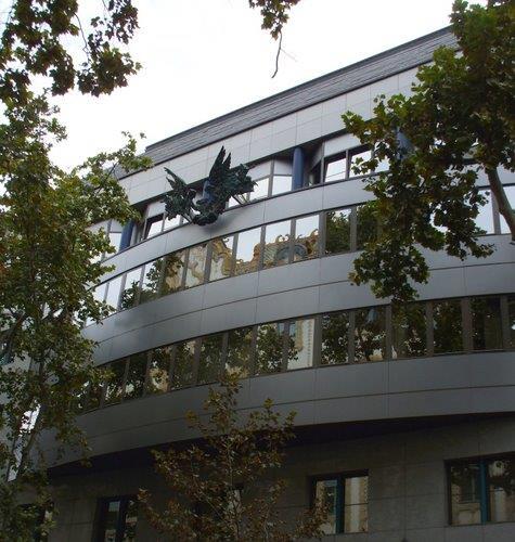 szempontjából. Törekvéseim között, tehát szerepelt, hogy mennél több bankos kollégának biztosítsam a lehetőséget az ilyen tárgyú ismereteik bővítésére. Ilyen volt például a vezető képzés szervezése.