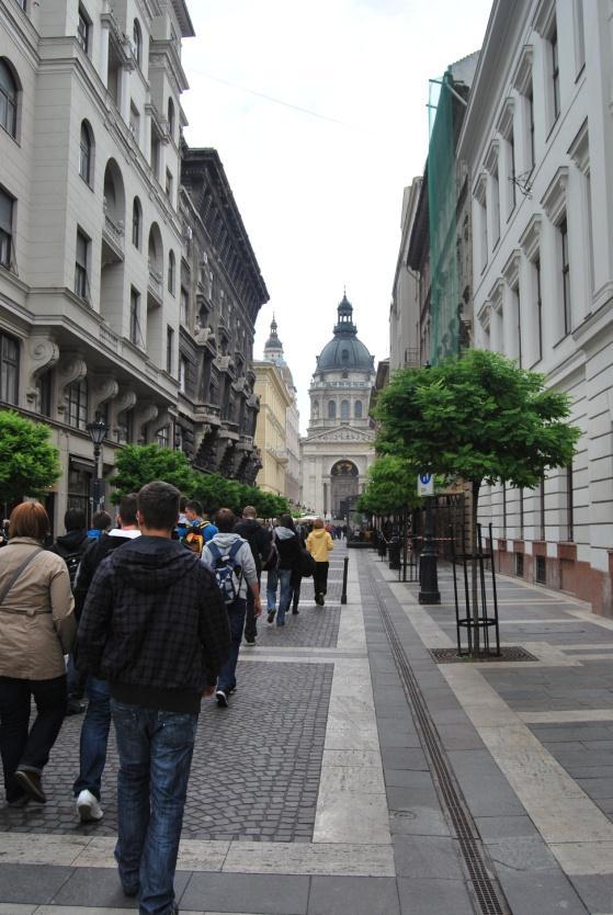Na tem trgu je strnjena skoraj celotna zgodovina mesta. V njegovi bližini se nahaja zelo zanimiv dvorec Vajdahunyad, ki je mešanica različnih arhitekturnih stilov.