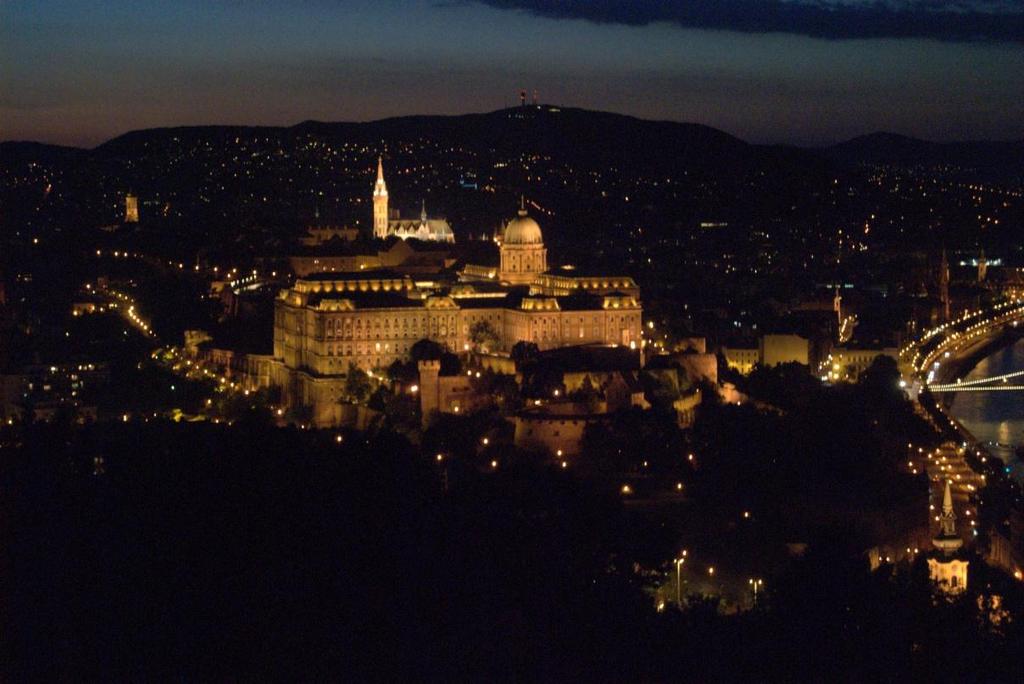 Po večerji je sledil najbolj romantičen del ekskurzije, saj smo se odpravili na ogled nočne panorame z griča Citadella. Naslednji dan smo obiskali še budimsko stran reke Donave.