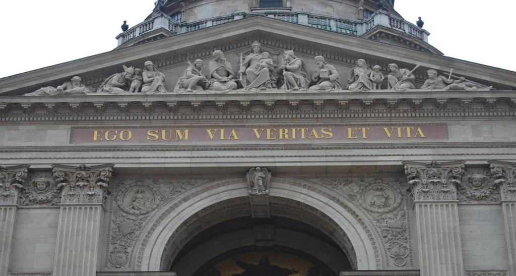 Gradnjo so začeli po načrtih Jószefa Hilda (stranske fasade današnje bazilike so njegovo delo), a ker je kmalu umrl, je projekt nadaljeval Miklós Ybl (njegovi deli sta glavni vhod in fasada ob cesti