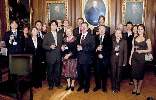 XIII. évfolyam 8. szám 2012. október 29. Pro Universitate díjat vehetett át dr. Renzo Hirayama 9 hírek Amerikai ösztöndíj dr. Győrffy Balázsnak Dr.
