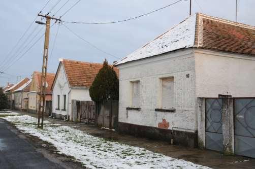 Előfordul kontyolt és oromfalas is. Az utcafronton két ablakos, középen osztópárkánnyal tagolt, oromfalas, néha kontyolt.