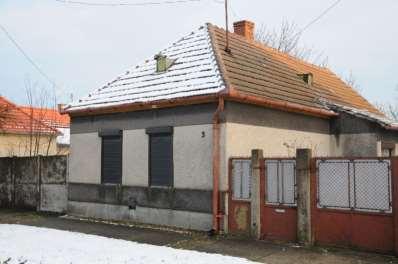 A magassági, tetőhajlási viszonyokat, színeket, anyagválasztásokat.