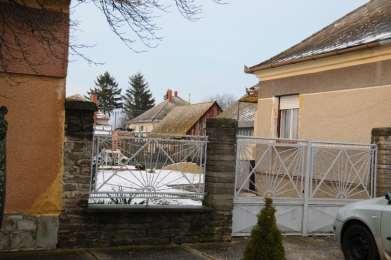 Anyagukat tekintve igényes kovácsoltvas, vagy egyszerű fa