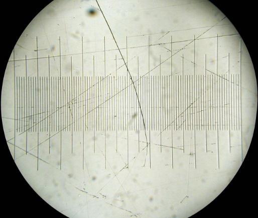 A képen jól láthatók a 0,01 mm (10 μm) nagyságú egységek mellett az ötszázadonként és a tizedenként elhelyezkedő osztások is. A mérésnél az 0,01 mm osztások között becsült értékek nagyságrendje m.