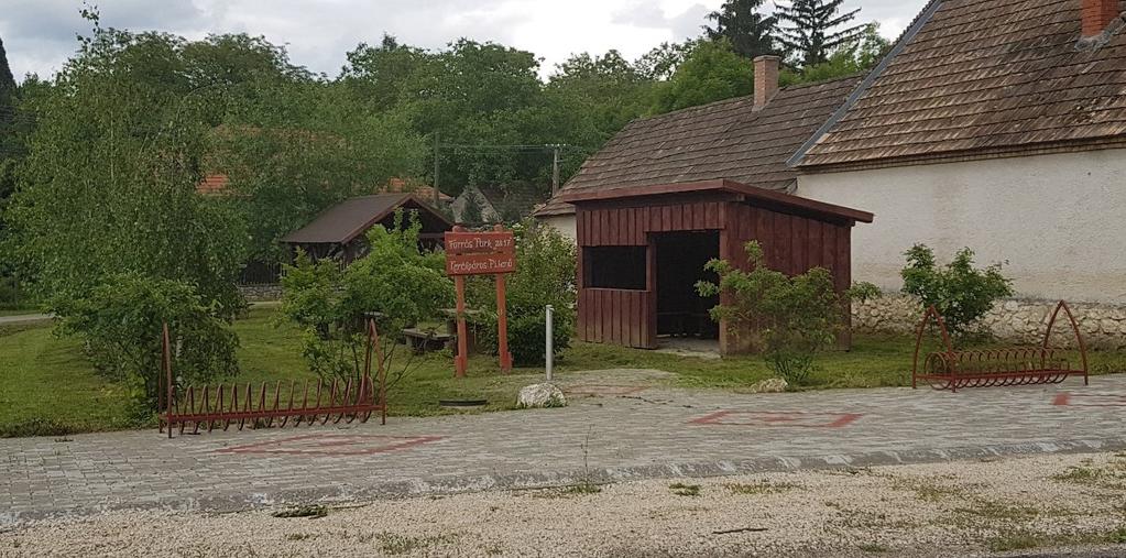 A megjelölt helyszíntől mintegy 180 méter távolságra már található jó minőségű, kiépített kerékpáros pihenőhely (49. ábra), újabb hasonló kialakítása nem indokolt.