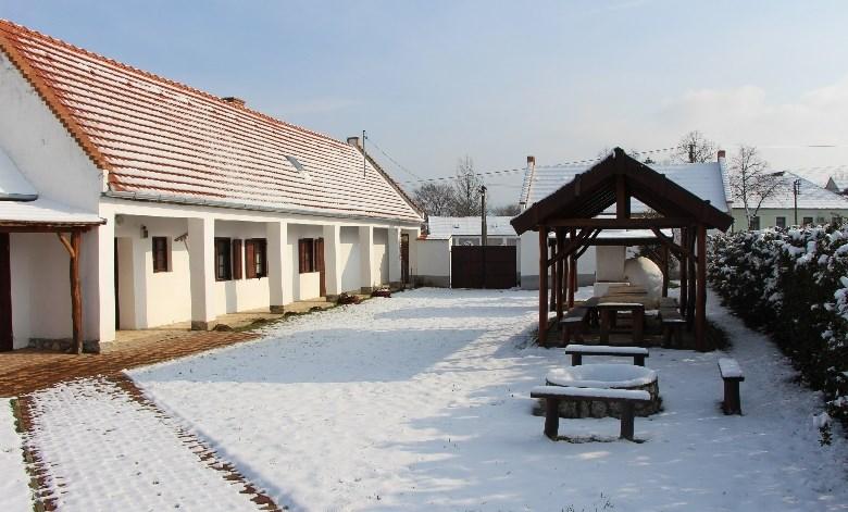 : A Bakonyszücsi-tó partja, megfelelő helyszín. 51.