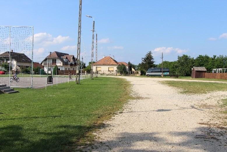 tűzrakóhely, stb.) össze kell hangolni. Dabrony (11.) A támogatási szerződés szerint a Petőfi u. 58. alatt található óvoda udvarára tervezett a pihenőhely elhelyezése.
