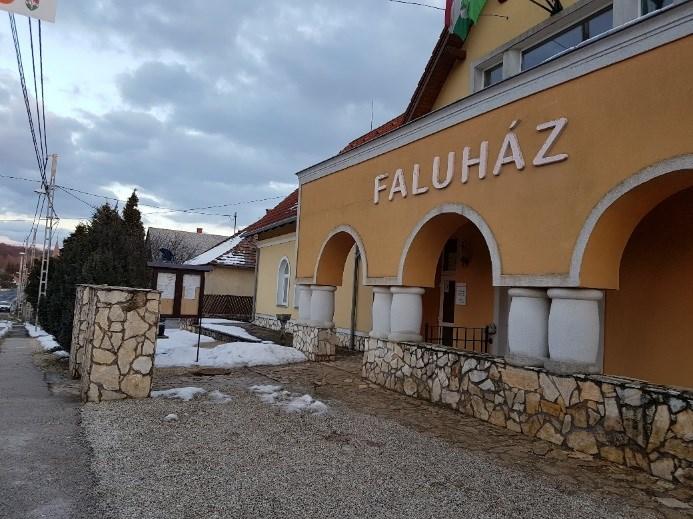 ) alatti Faluház udvarán tervezett a pihenőhely elhelyezése további kedvező helyszínek nem önkormányzati területen találhatók.