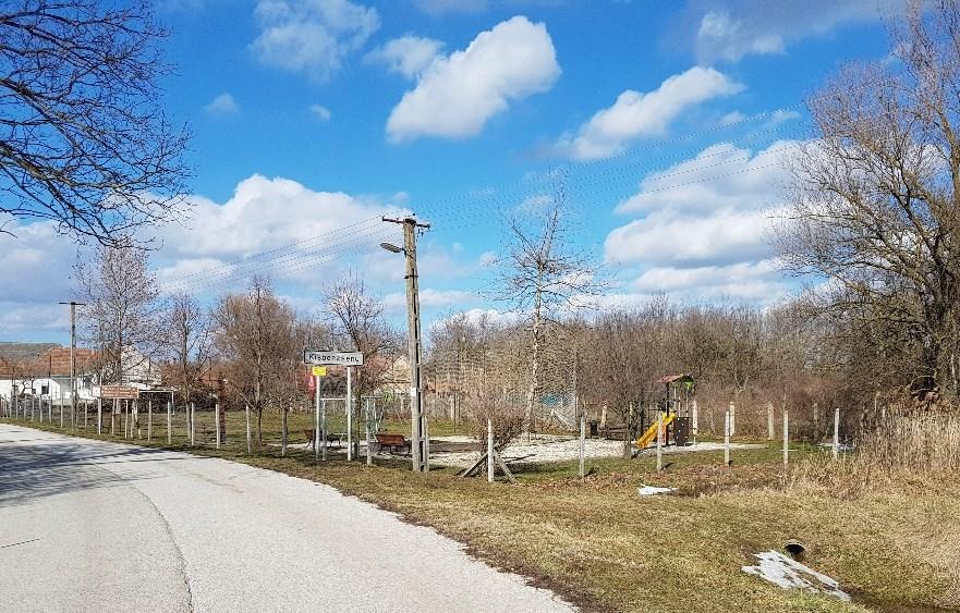 A helyszín kedvező a pihenőhely kialakítására, azonban a korlátozottan rendelkezésre álló helyre tekintettel kell